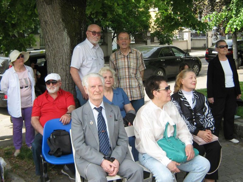 Среди собравшихся наши писатели и поэты