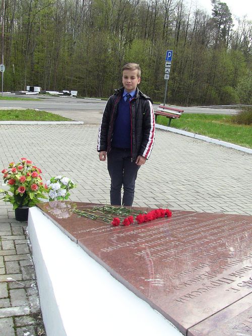 Гвоздики на гранитной плите