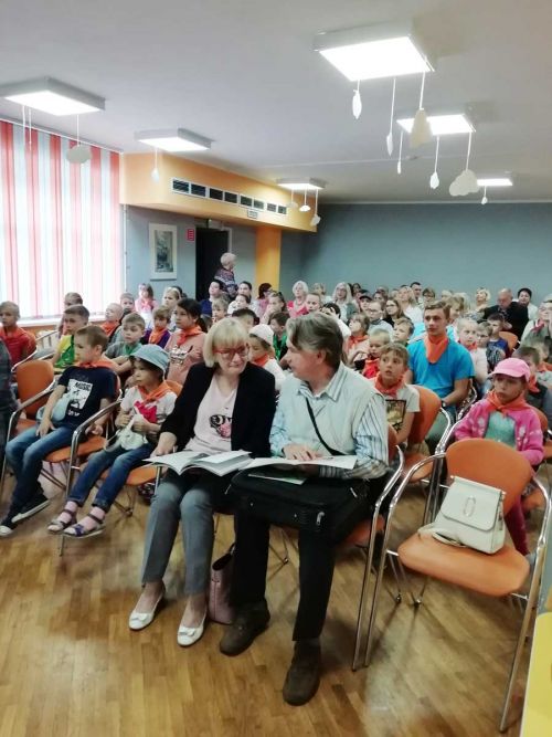 Заместитель начальника отдела культурно-досуговой работы и библиотечного дела Соловьёва Виктория Андреевна и детский писатель  С.Гошев