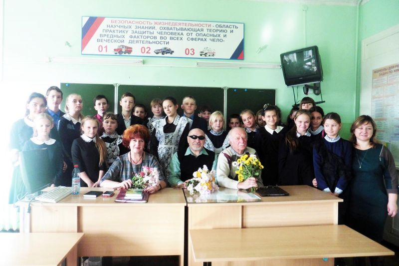Фото на память с учащимися школы в Калиновке