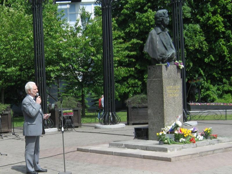 Выступает В. С. Геманов